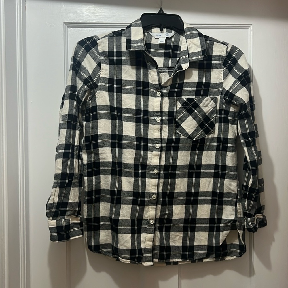 Classic black and white Old Navy flannel. Size M